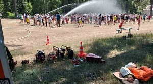 9 июля спасатели Кокшайской аварийно-спасательной группы ГБУ РМЭ "МАСС" совместно с пожарными провели профилактическое занятие для воспитанников ДОЛ "Таир"