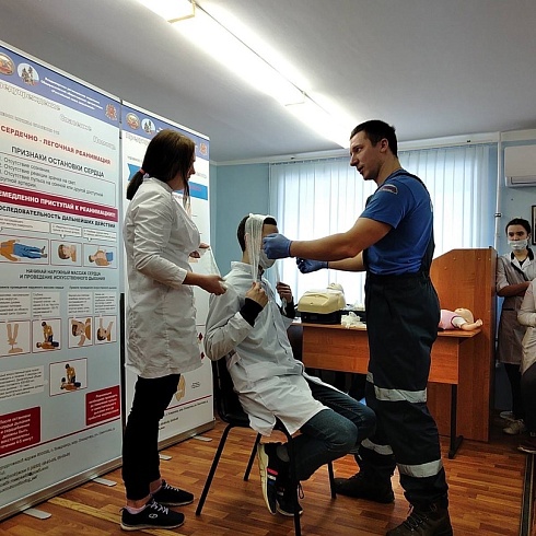 Владимирские спасатели провели занятия со студентами Ковровского медицинского колледжа по оказанию помощи пострадавшим в экстремальных условиях