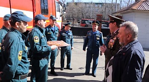 В Хабаровске в канун дня пожарной охраны ветераны службы угостили молодых огнеборцев душистыми пирогами и поделились профессиональными секретами 