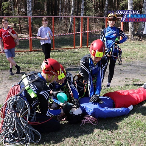 На территории оздоровительного лагеря имени Ю.А. Гагарина с 29 апреля по 1 мая прошли краевые соревнования по направлениям «Школа безопасности» и «Юный спасатель»