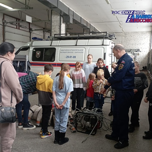 Дети пришли в гости к спасателям АСФ г.Барнаула