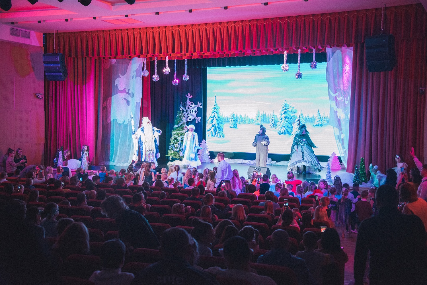 Громким детским смехом и радостными криками наполнилась сегодня Академия ГПС МЧС России, где для детей сотрудников вуза прошла Новогодняя ёлка