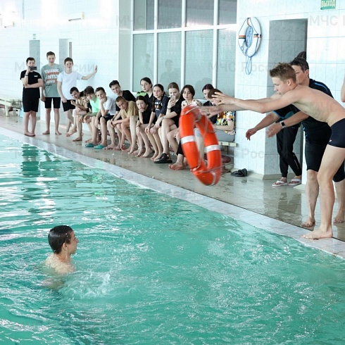 Ученикам владимирской школы №40 показали, как вести себя на воде и спасать утопающих 