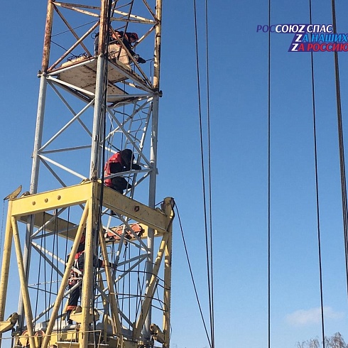 Спасатели города Барнаул спасли 15-летнего подростка, забравшегося на строительный башенный кран