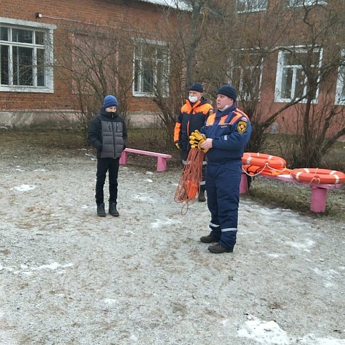 пасатели РОССОЮЗСПАСа Владимирской области провели занятия по безопасности на льду с жителями поселка Мирный Камешковского района