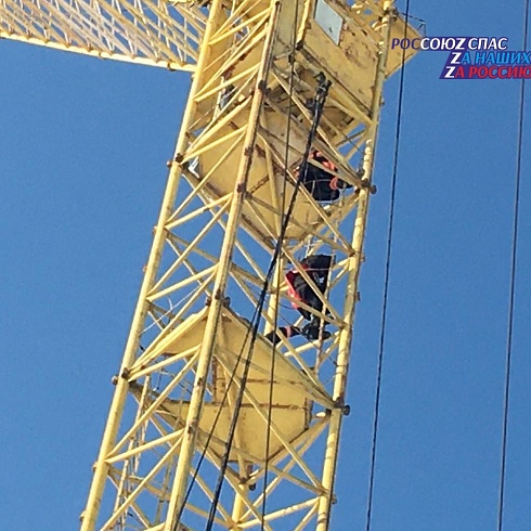 Спасатели города Барнаул спасли 15-летнего подростка, забравшегося на строительный башенный кран