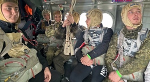 Добровольцы Ставропольского краевого общественного поисково-спасательного отряда, обучающиеся на спасателей-парашютистов, 12 ноября совершили свои первые прыжки на аэродроме Верхний Егорлык, с высоты 800 метров!