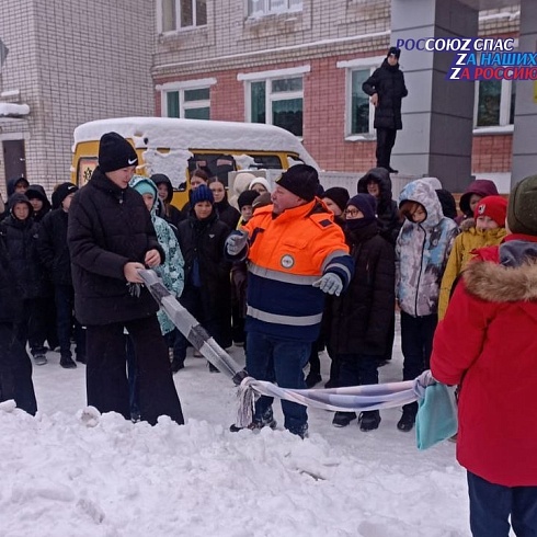 Спасатели учат школьников Звениговской СОШ №3 правилам безопасности