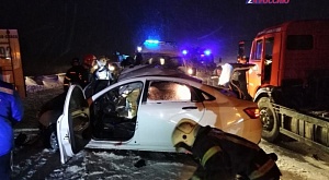 5 декабря на Кузнецком шоссе произошло столкновение легкового автомобиля Лада Веста и грузового автомобиля КАМАЗ