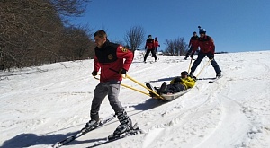 Крымские спасатели совместно с членами КРО ООО " РОССОЮЗСПАС" проводят совместные занятия по горно - лыжной подготовке