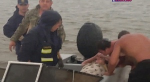 Спасатели Астраханского РО РОССОЮЗСПАСа эвакуировали женщину с пляжа в штормовых условиях
