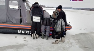 16 января в 8:25 на пульт оперативного дежурного «Марийской аварийно-спасательной служба» поступил звонок от службы «112» о том, что на р. Волга в устье реки Дорогуча в районе д. Удельная, под лёд провалились 4 рыбака на снегоходе