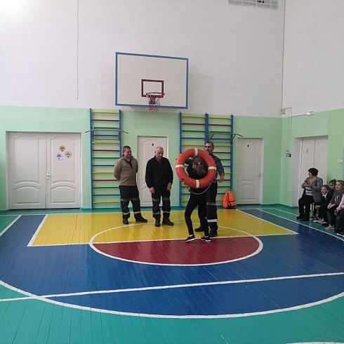 Спасатели РОССОЮЗСПАСа и сотрудники МЧС провели урок в школе деревни Нечаевская Гусь-Хрустального района 