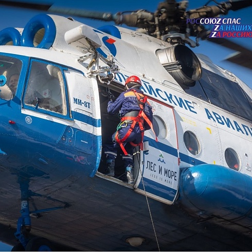 У акватории реки Обь 29 марта 2023 года с вертолета МИ-8 прошло учебное десантирование 14 спасателей поисково-спасательного центра
