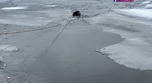 Вчера рано утром на пульт оперативного дежурного поисково-спасательного отряда МКУ "Пермская городская служба спасения" поступило сообщение о двух мужчинах, провалившихся в воду на Мотовилихинском пруду