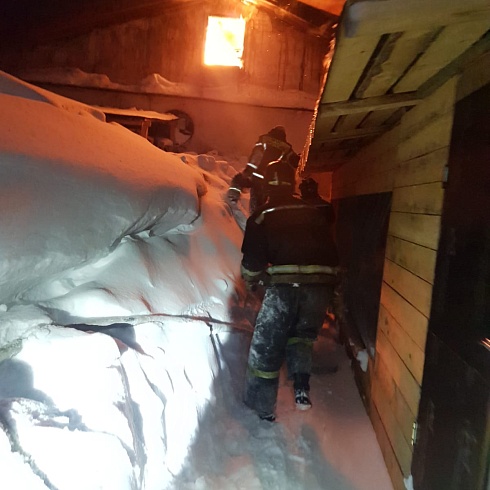 Старая котельная горела ночью в Южно-Сахалинске