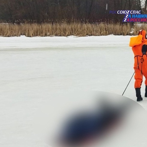 Спасатели Марий Эл вытащили тело мужчины из полыньи и транспортировали его на берег