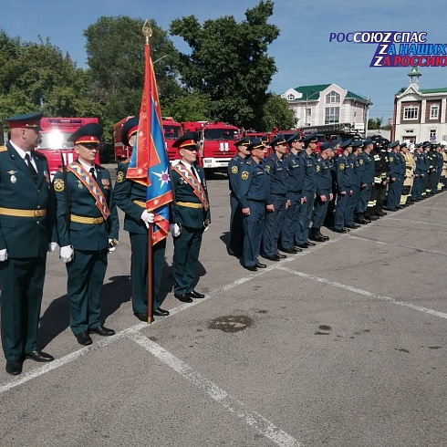 В честь празднования Дня России на площади Свободы 12 июня прошел Развод дежурных караулов пожарно-спасательного гарнизона города Барнаула
