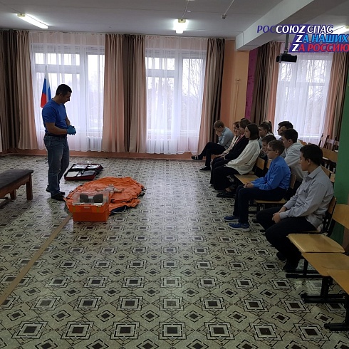 Региональные спасатели провели занятия по обучению школьников МБОУ «Ново-Александровская ООШ» практическим навыкам оказания первой помощи пострадавшим