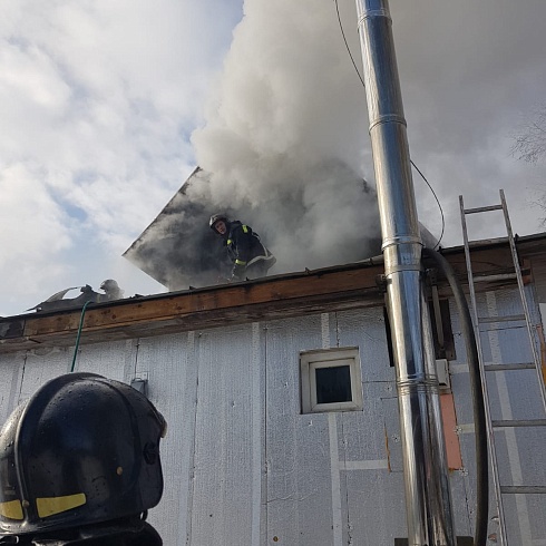 В СНТ Южно-Сахалинска ликвидировали возгорание дома