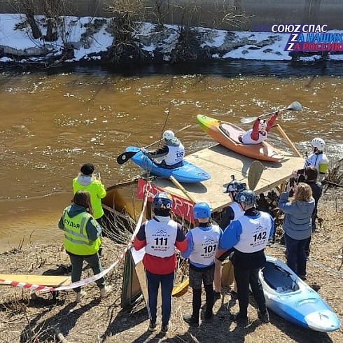 На реке Барнаулка открыли спортивный сезон молодые каякеры и рафтеры