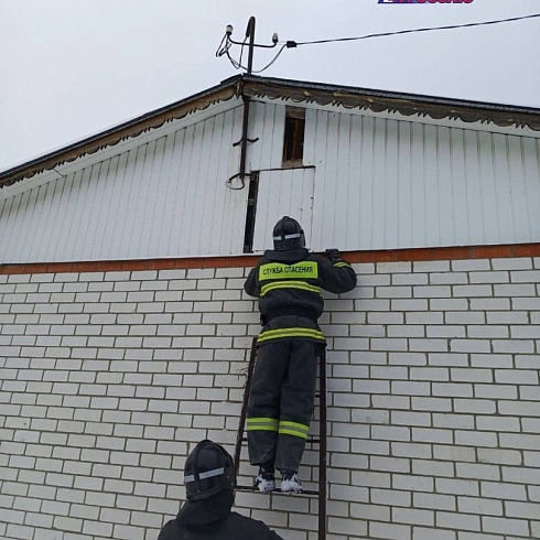 Разобравшие потолок ульяновские спасатели помогли потушить дом