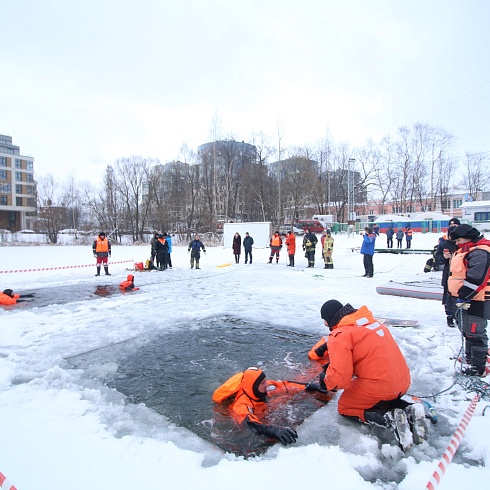 На Петровском пруду спасали условных пострадавшего из проруби