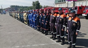 В честь празднования Дня России на площади Свободы 12 июня прошел Развод дежурных караулов пожарно-спасательного гарнизона города Барнаула