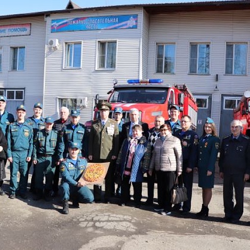 В Хабаровске в канун дня пожарной охраны ветераны службы угостили молодых огнеборцев душистыми пирогами и поделились профессиональными секретами 